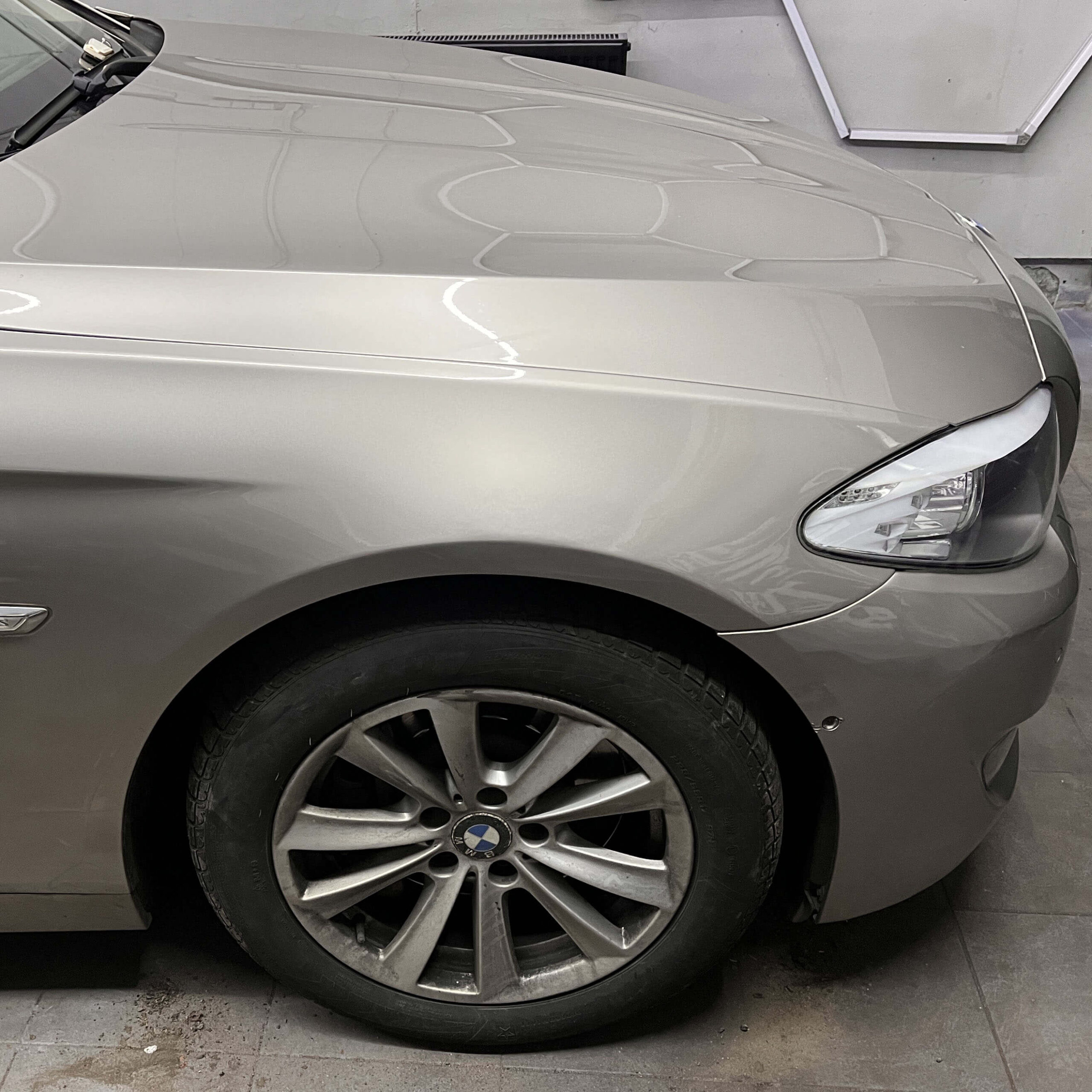 oprava promáčkliny na autě po