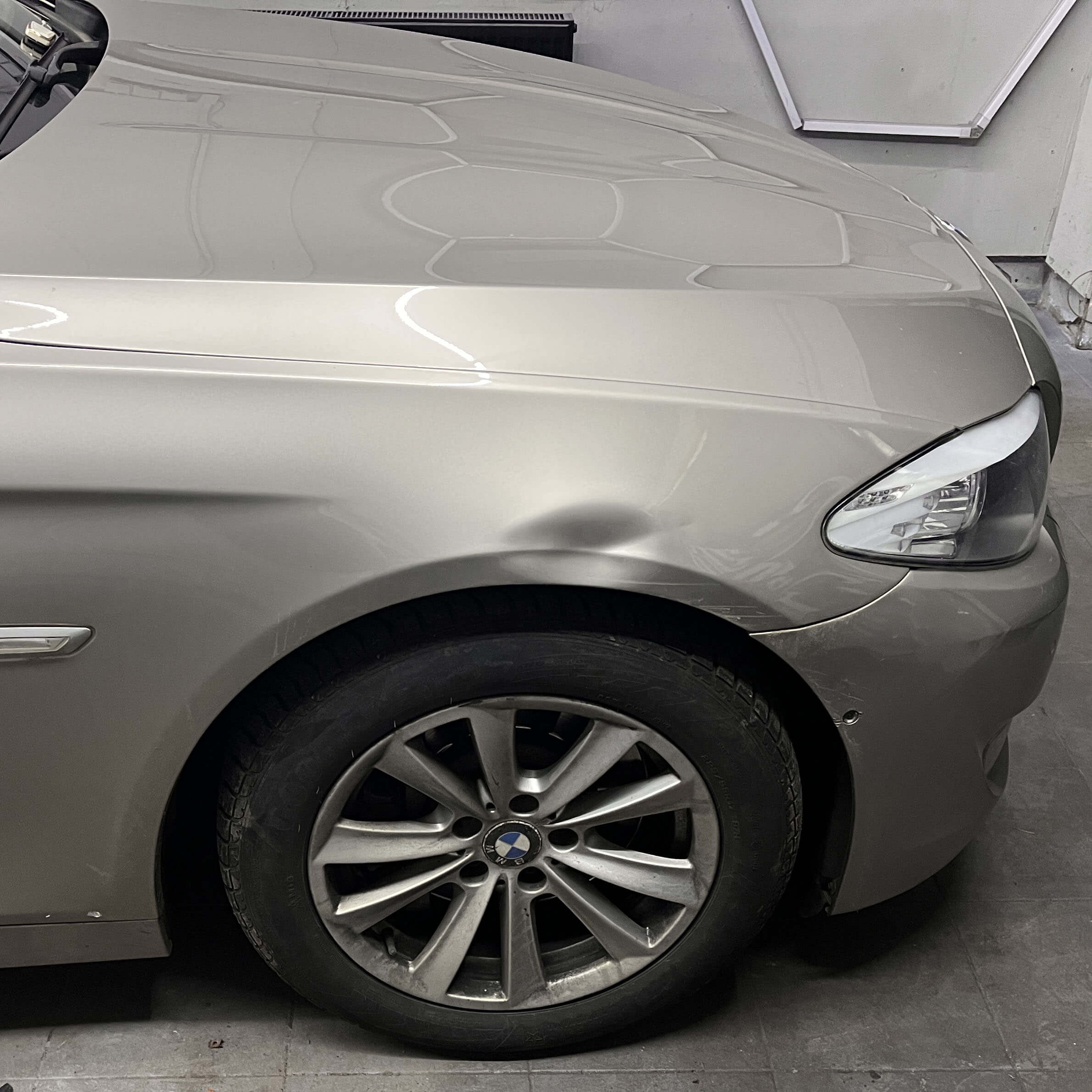 oprava promáčkliny na autě před