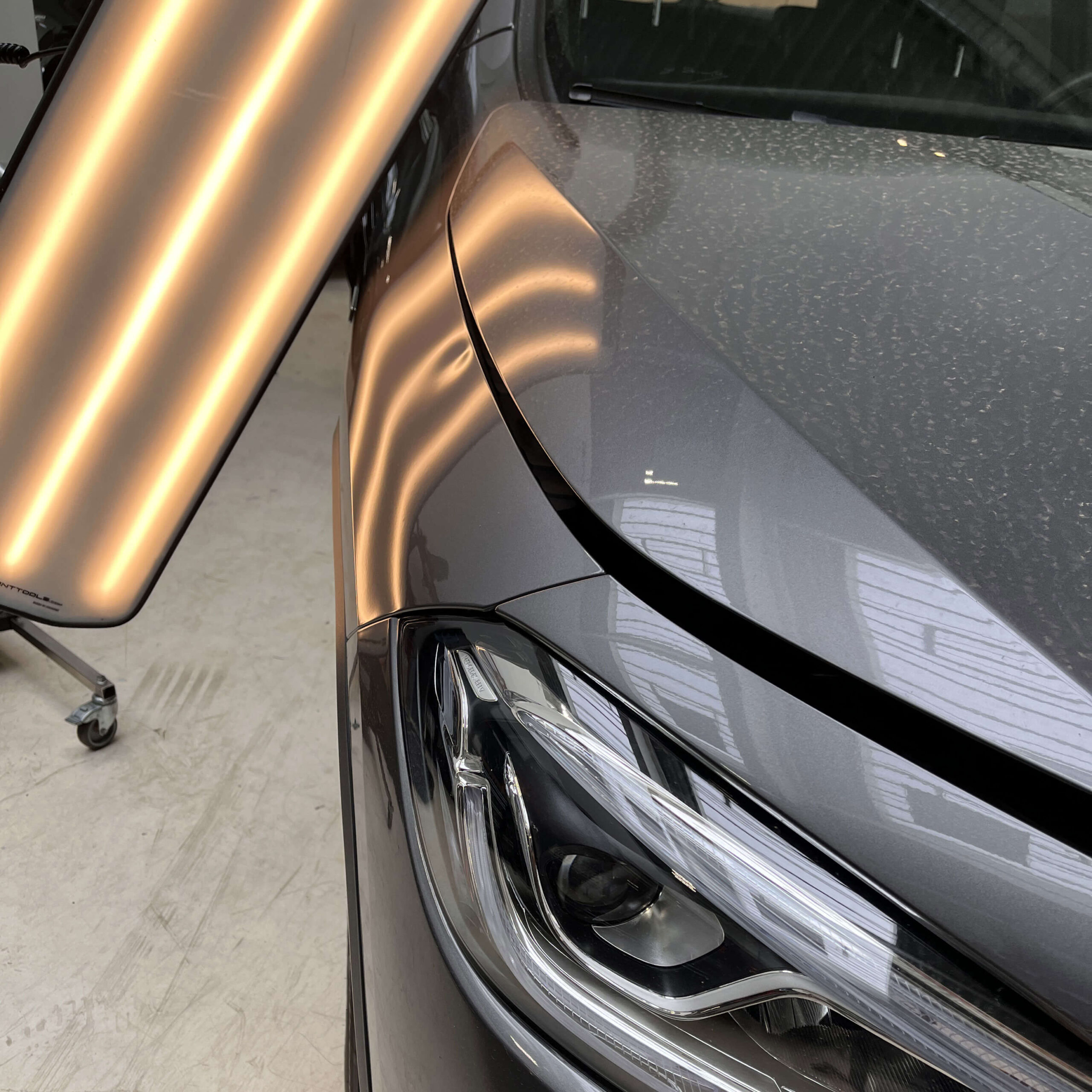 vytahování důlku na autě před