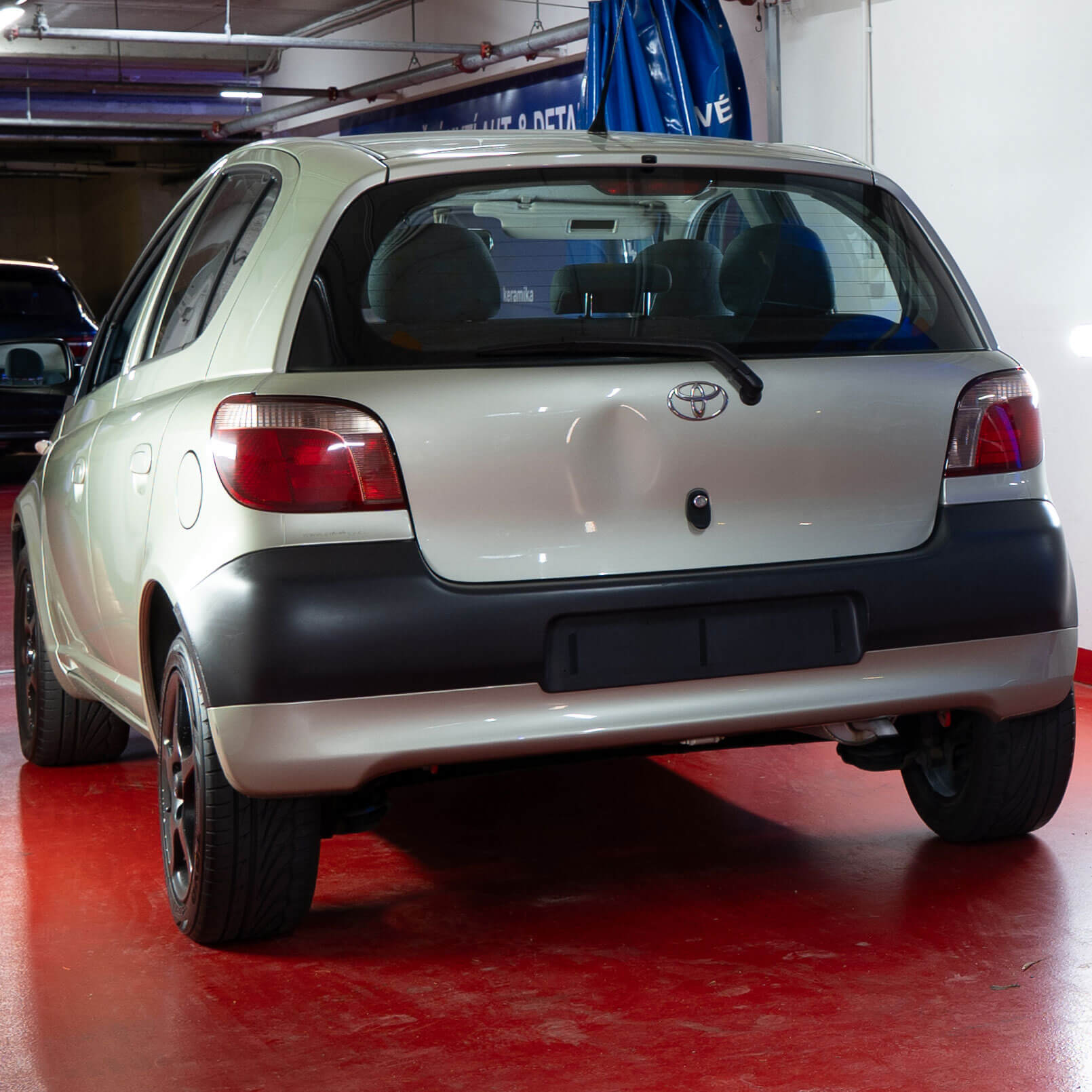 vytažení promáčkliny na autě před