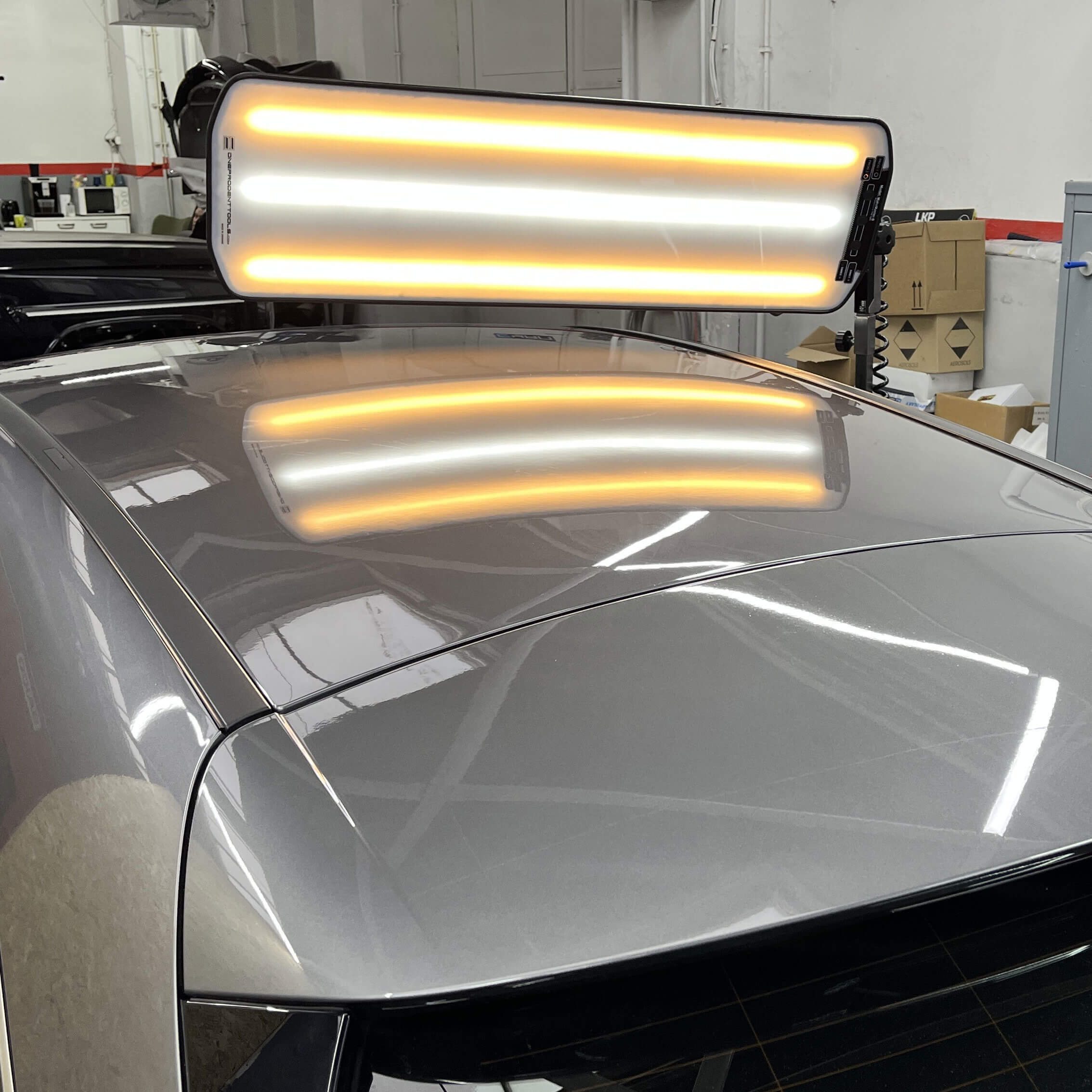 oprava důlku na střeše karoserie auta po