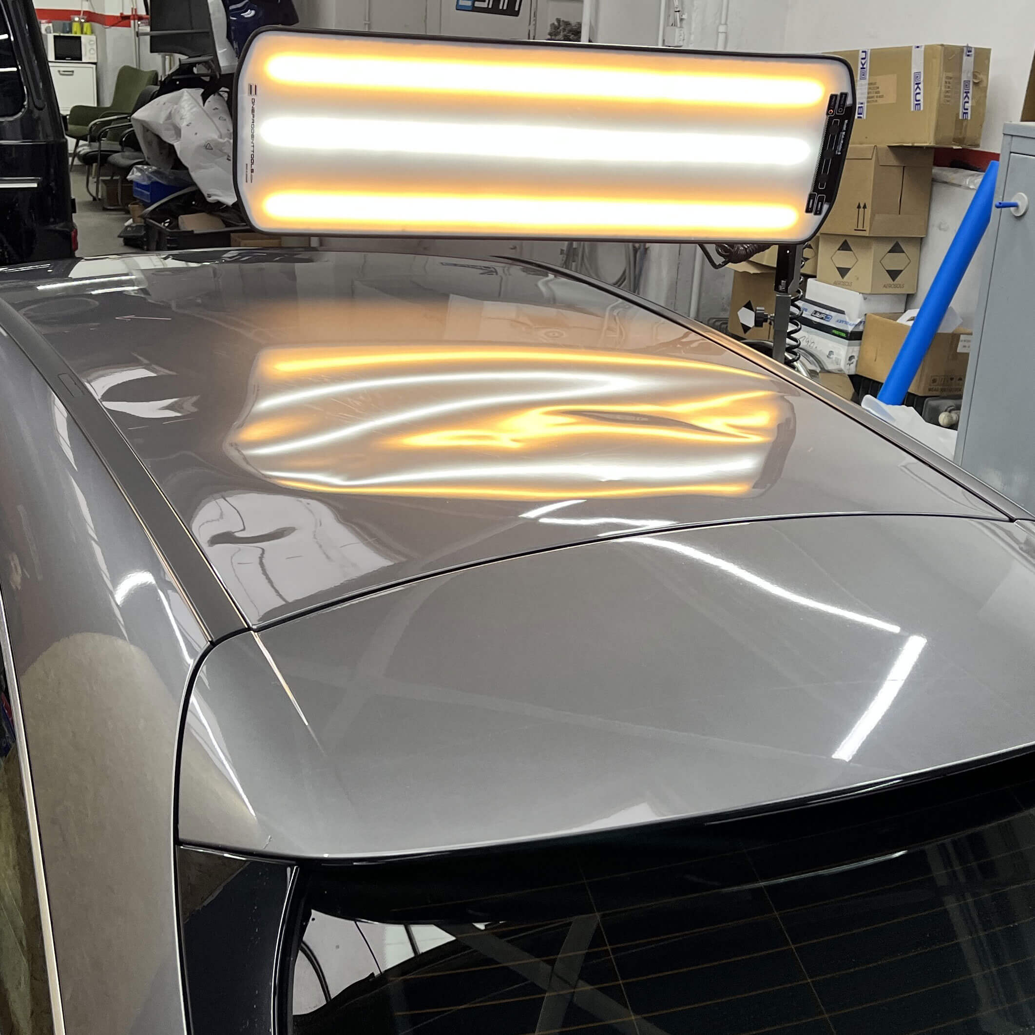 oprava důlku na střeše karoserie auta před